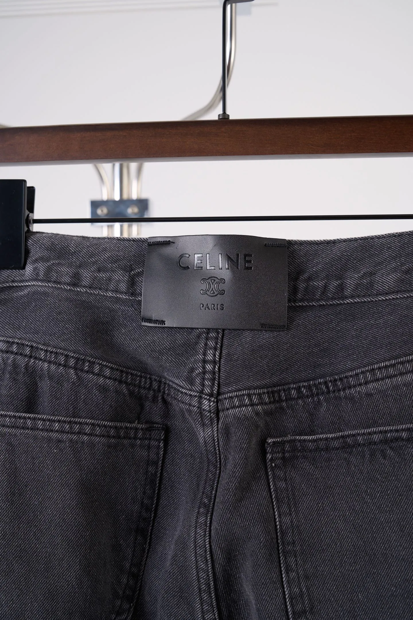[Real auction] Celine/Celine Paris patchwork leather jeans [In Stock] 28 29 30 31 Customized ebony pattern reforged denim, stiff and stylish, comfortable and skin-friendly, carbon black fermentation dyeing fades the sharp edge, mottled whiskering texture covers the denim, interpreting the relaxed and elegant French Retro, straight silhouette, stretch and casual, continuing the classic five-pocket precision structure of denim. Five CELINE PARIS patches of different shapes are stacked vertically on the trousers. They are staggered and arranged to replicate the Retro aesthetics of past travel souvenir patches. It forms the core of the visual narrative of the garment. The CELINE leather patch is inlaid on the back waist. The identity of the family is engraved discreetly between the waists. The travel patch is used to deconstruct the brand symbol. It combines French Retro heritage and street style. It writes a luxurious and rebellious Retro attitude on the denim. It adopts patterned motorcycle stitching. Precisely control the sewing line by drawing a prototype machine to ensure the precise positioning of CELINE PARIS patches and complete alignment of horizontal and vertical lines. The prototype is accurately aligned by hand to ensure a tight opening and closing. Combination of rub-press wrinkle whisker technology and gun-painted cat whisker technology. Prioritize hand rubbing in specific areas to achieve natural wrinkle effects. Then use specific tools to draw the texture of the cat's whisker shape to create a full visual effect. Adopt purely artificial regular edge grinding process and hand-polished ablation fabric veil lines. Create a staggered hairy texture and layered depth on the edge of the bag to form a natural aged and worn texture. Use multiple horses to rub sand. Use high-pressure spray guns to rub at specific parts to achieve a local gradient effect. Then use frosting technology to create a unique texture pattern. The workmanship is extremely complex and time-consuming and labor-intensive. Stone grinding is light fermentation➕stretching and bleaching to soften. The mutual friction between pumice and clothing causes wear and fading effects on the denim surface. Combining pulling and bleaching. Make the clothes produce a certain texture and stretching effect while bleaching. Stir-fry snowballs and stir-fry salt. Prepare a special solution. Add a certain amount of dye. Soak the denim material in it to absorb the solvent. Then scrub it and dry it to further fade and oxidize it, creating a loose fit.